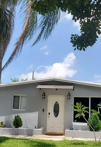 1008 E River Dr — Photo 1