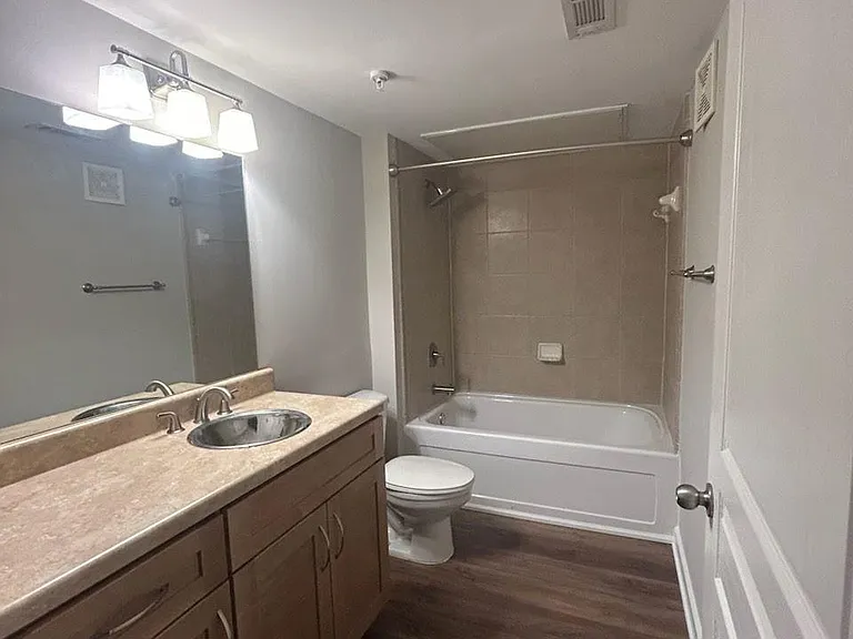 401 20th St #212 — Photo 14