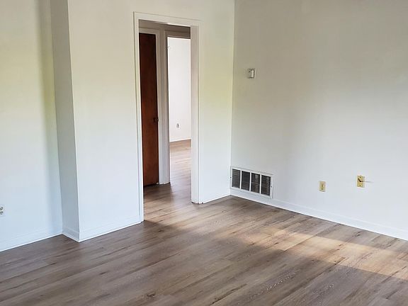 4th image of 402 Mary St