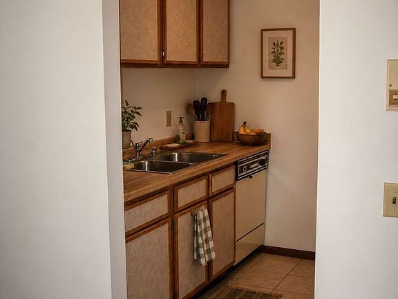 4th image of 1600 Kenilworth Ct APT 4