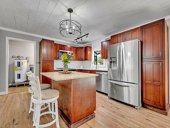 2nd image of 2811 Camellia Dr