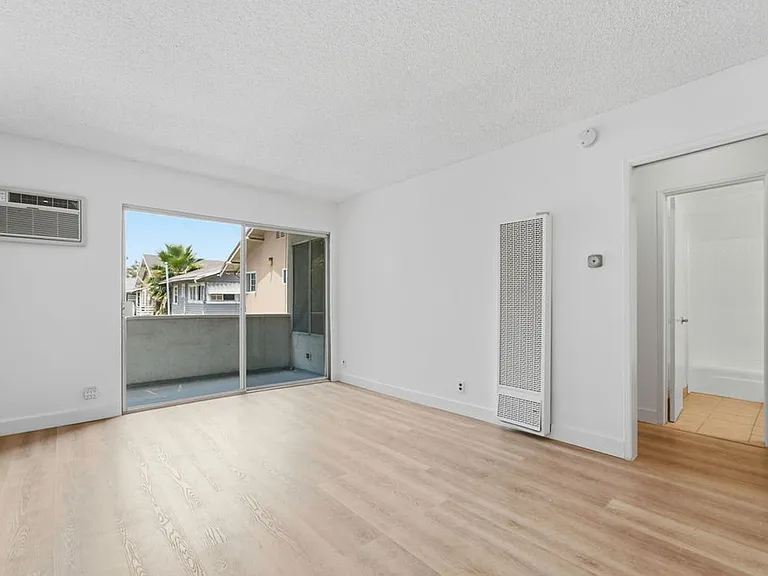 1131 Sanborn Ave — Photo 6