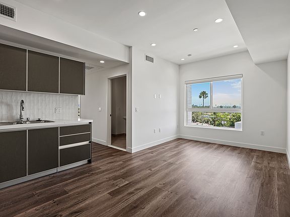 3rd image of 5801 W Pico Blvd #2B-2Ba-860Sqft