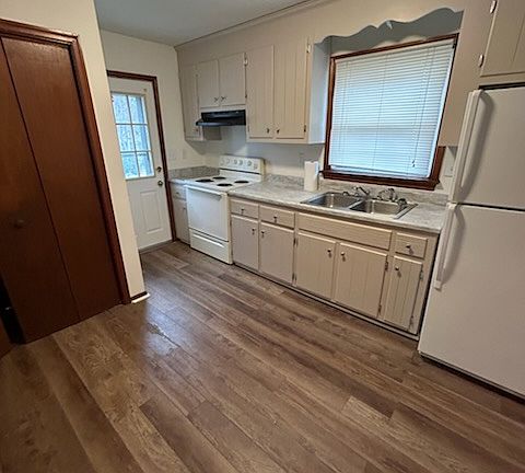 3rd image of 15 S Holly Ave
