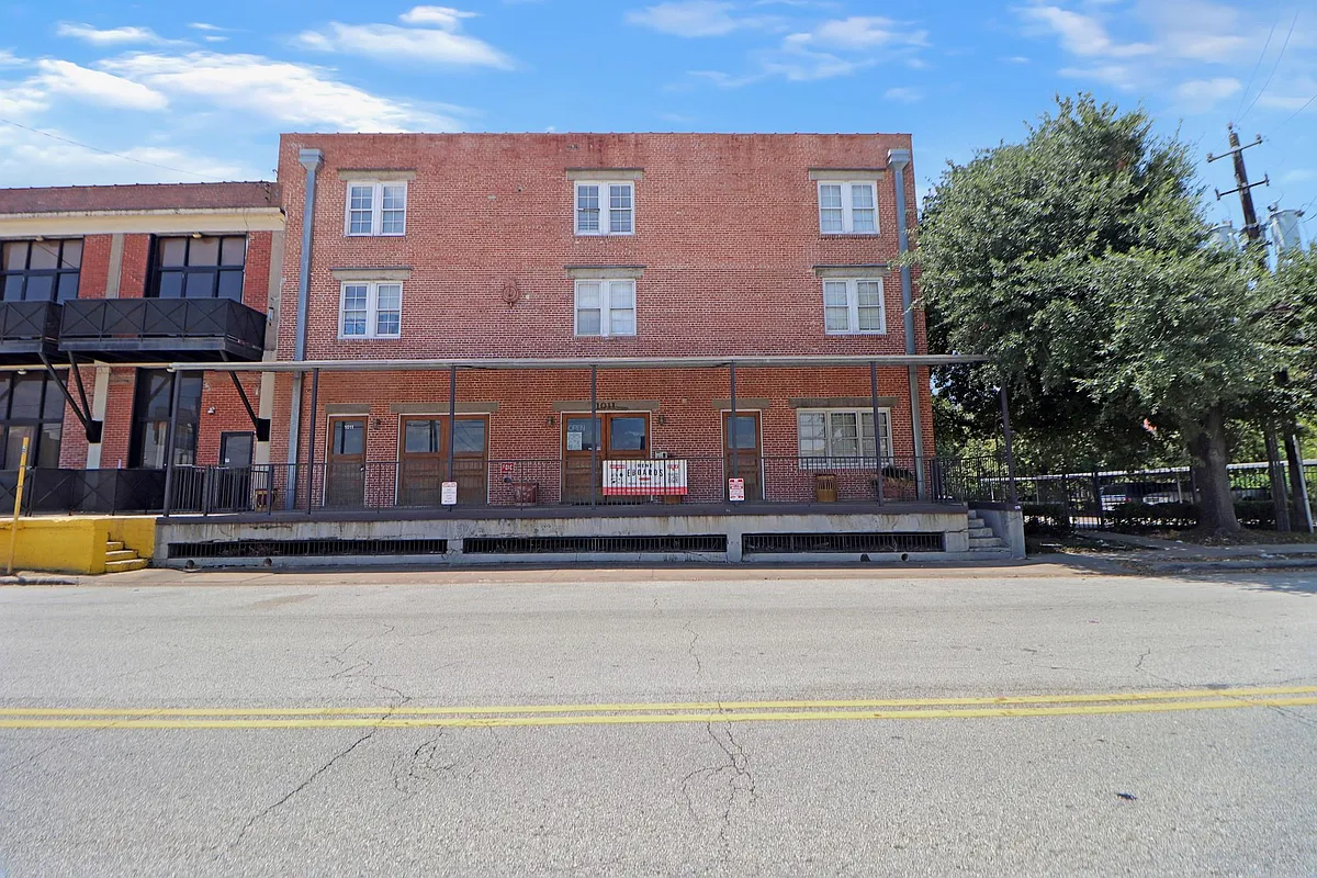 Building Photo - 1011 Wood St #201