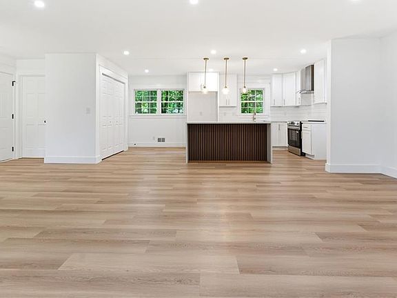 3rd image of 3131 Woods Ln SW