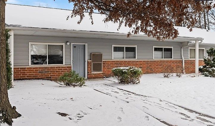 1st image of 27083 Oakwood Cir APT 106