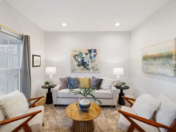 1121 40th St #2406, Emeryville, CA 94587