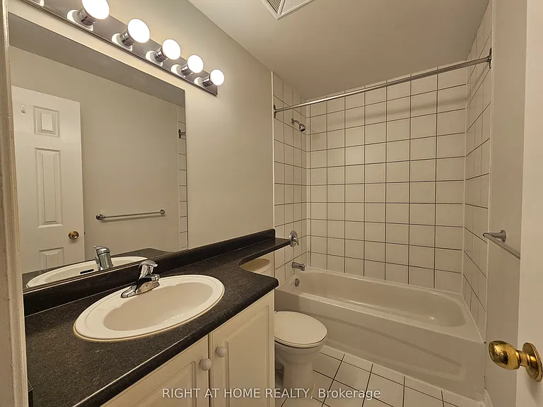 648A Yonge St #203 — Photo 14