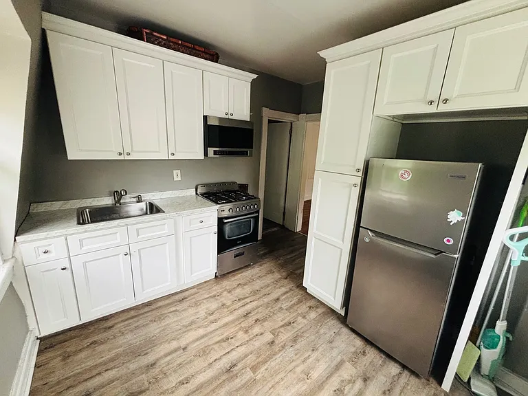 145 Carpenter Ave #4 — Photo 3