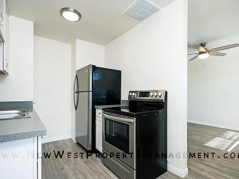 557 22nd St #1/2 — Photo 7