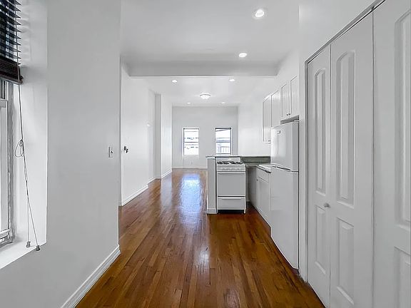 3rd image of 436 W 49th St APT 5FW