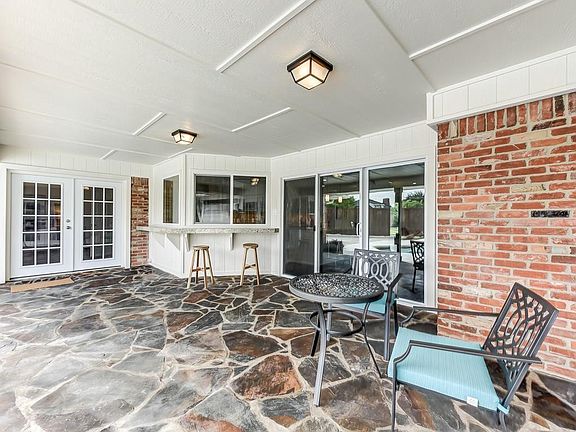 5th image of 11 Willow Creek Pl