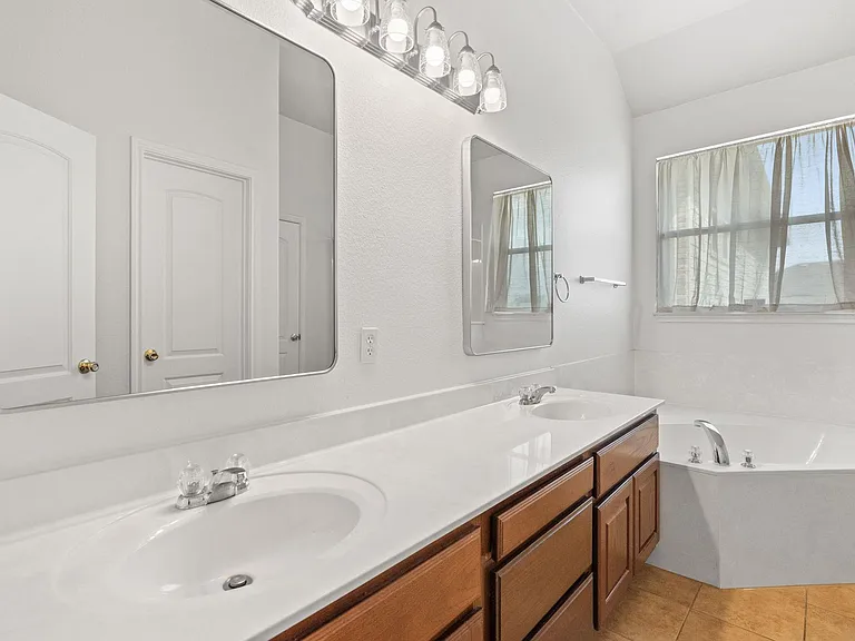 209 Canterbury Dr — Photo 21