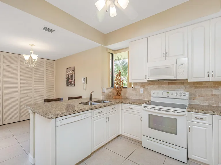 135 Old Meadow Way — Photo 8
