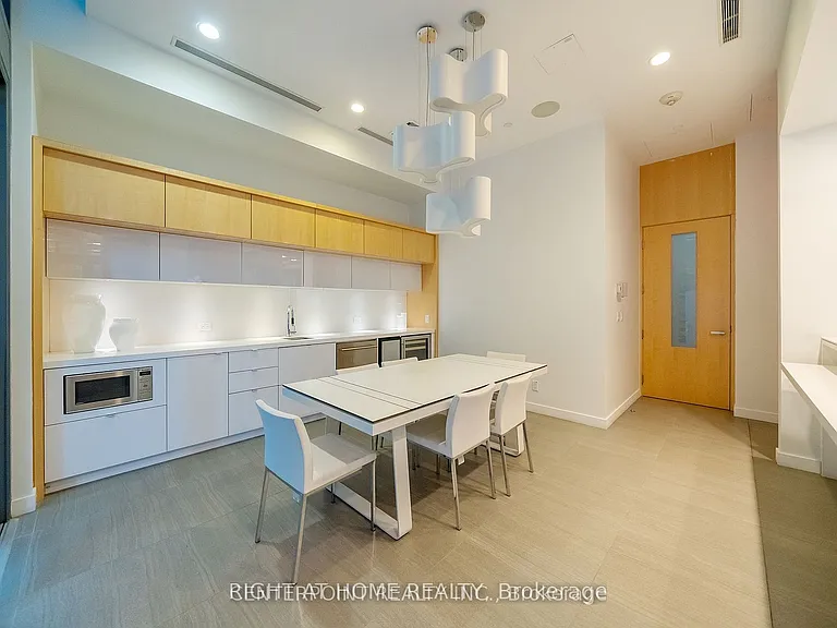 45 Charles St E #4712 — Photo 4