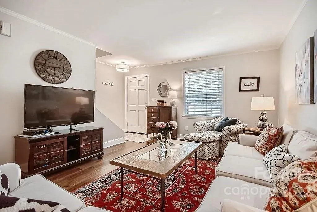 2 bed, 1.5 bath, 964 sqft, $1,995 — Photo 3