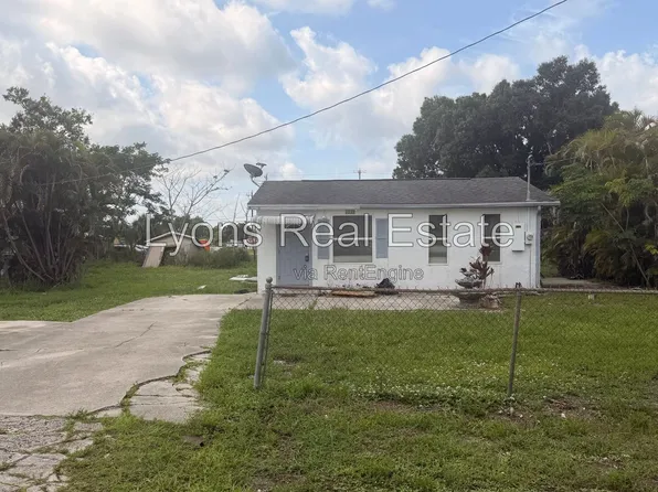 8110 Howell Ave, North Fort Myers, FL 33917