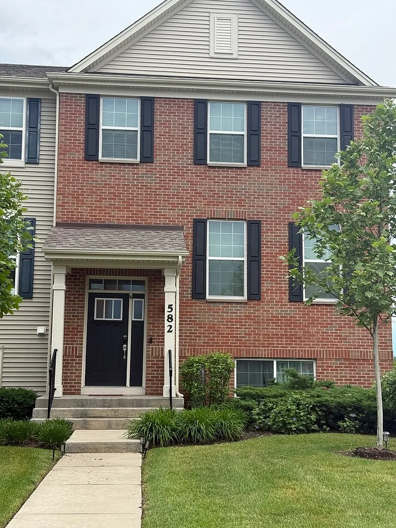 3 bed, 2.5 bath, 2221 sqft, $3,000 — Photo 1