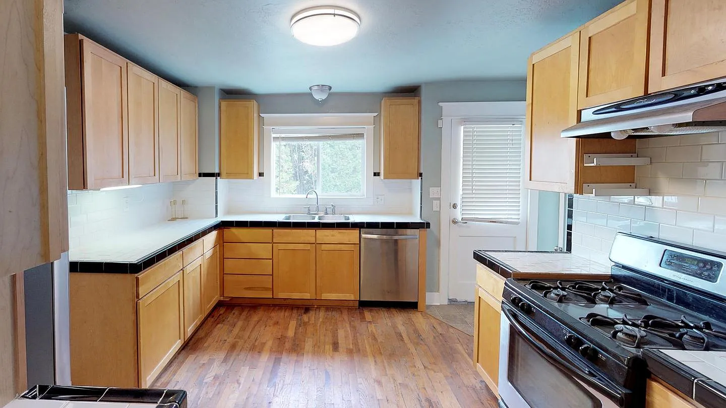 Private Bedroom in Renovated Home by Woodlawn Park — Photo 4