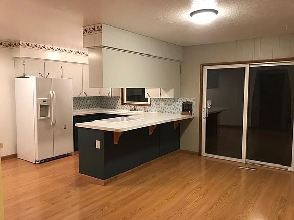 Large, eat-in Kitchen
