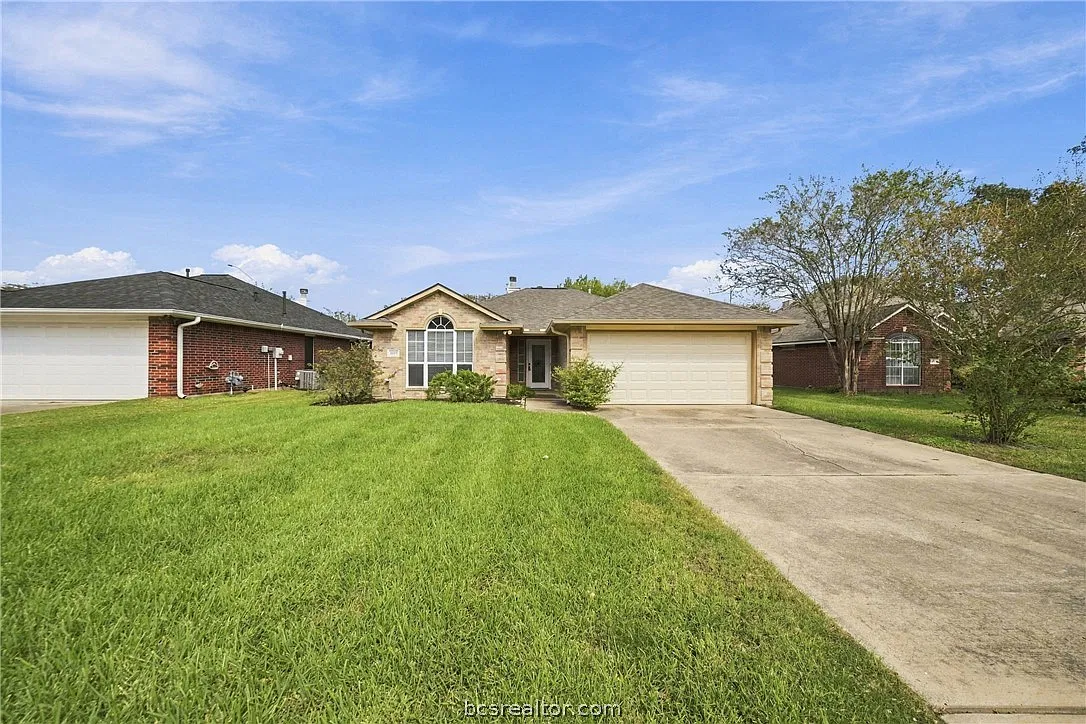 3 bed, 1405 sqft, $2,200 — Photo 1