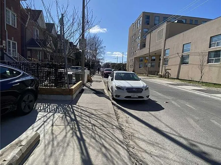 746 Lansdowne Ave #BASEMENT — Photo 3