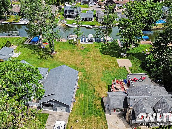 3rd image of 4936 Shoreview Dr