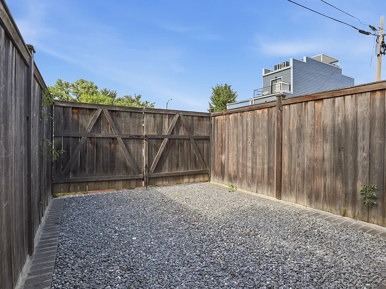 1526 D St SE #1 — Photo 24