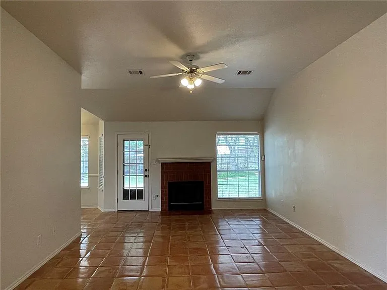 404 N Rainbow Bridge Dr — Photo 2