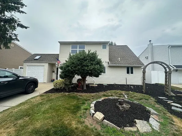 18 Wheelbarrow Ln, Wantagh, NY 11793