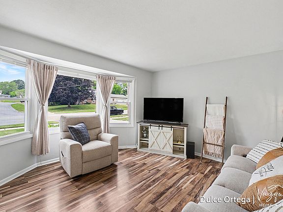 4th image of 2700 Pohens Ave NW