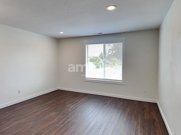 286 W 14th St — Photo 15