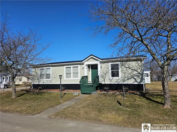 55 W Canyon Dr, Hamburg, NY 14075