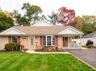 15 E Knollwood Rd, Edison, NJ 08817
