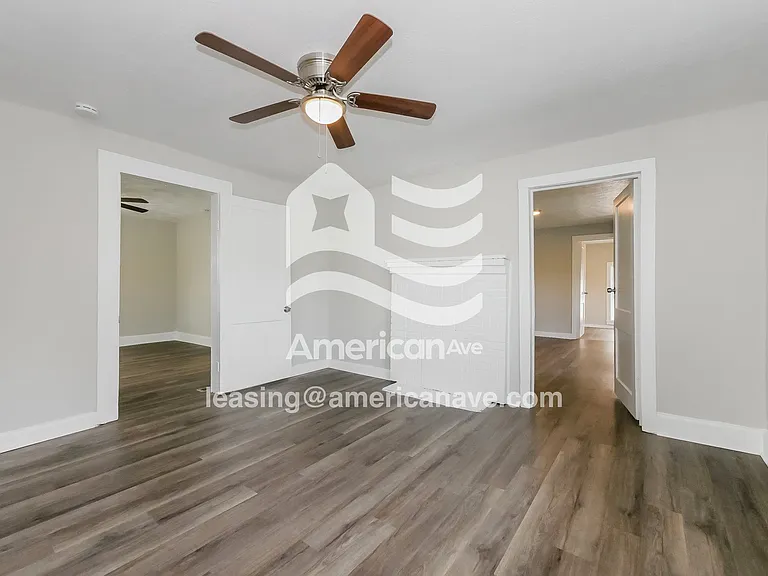 1392475_002_wm_-_living_room_13004386.jpg