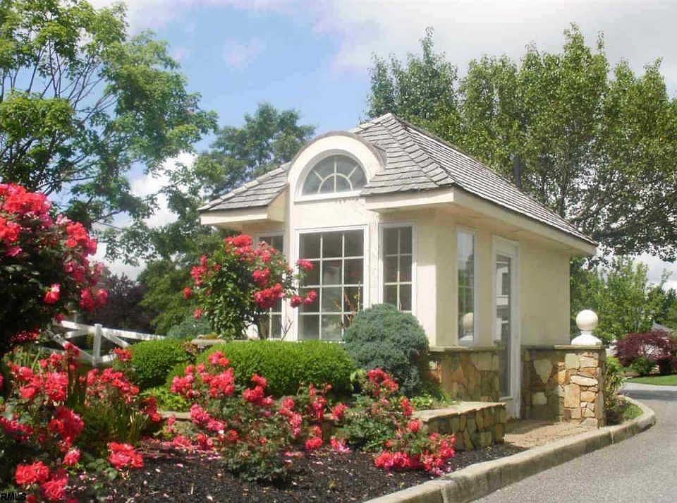 2nd image of 8 Wexford Ln