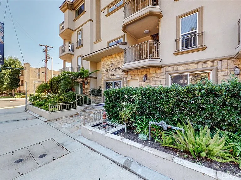 11540 Moorpark St #103 — Photo 32