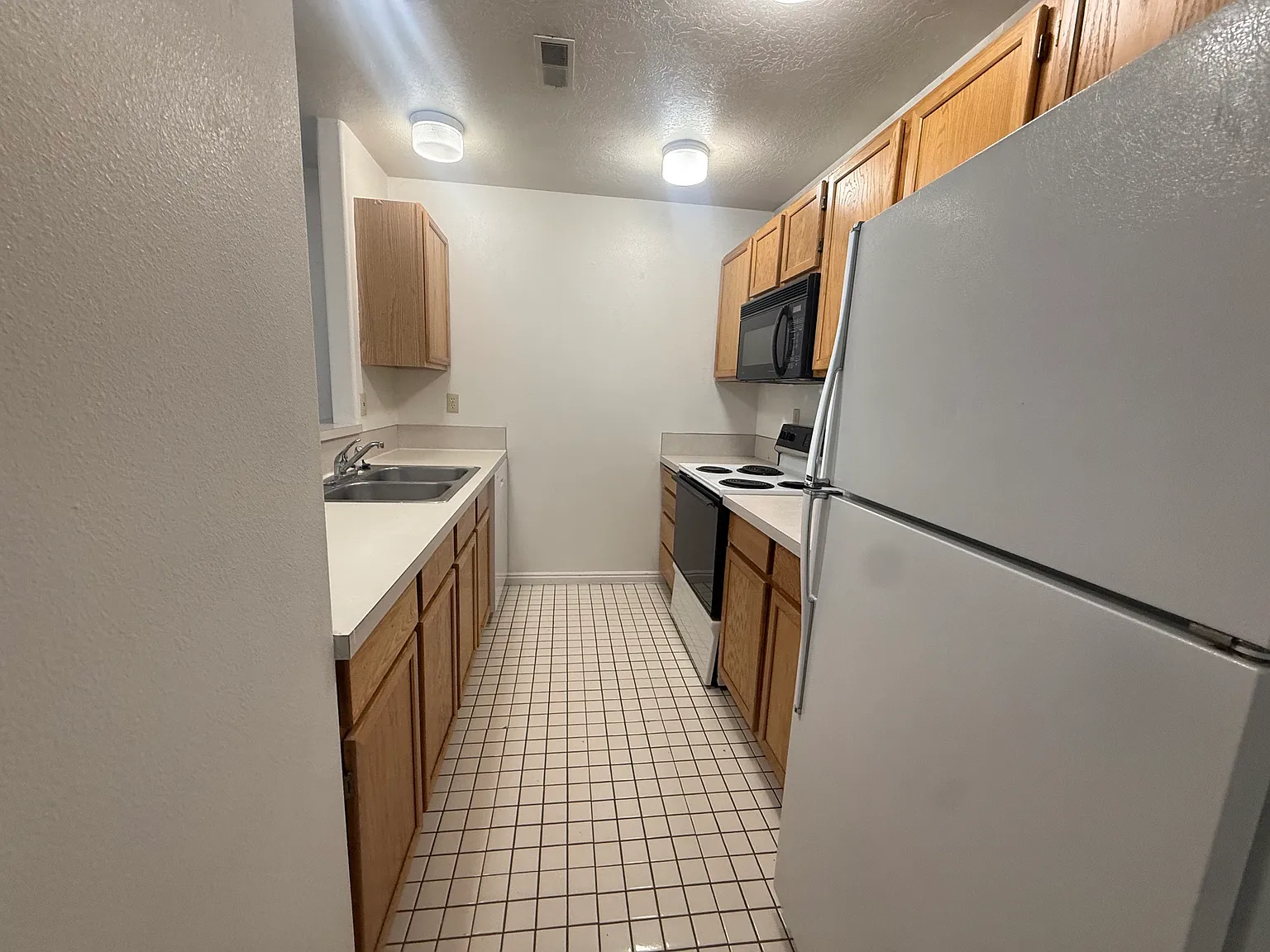 2 bed, 1.5 bath, 1020 sqft, $925 — Photo 3