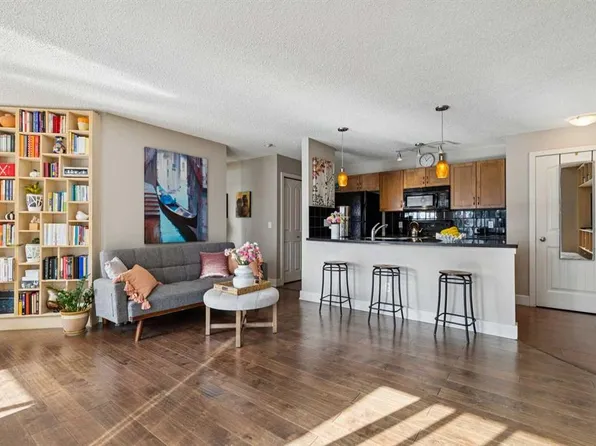 121 E Village Hts SW #3, Calgary, AB T3H 2L2