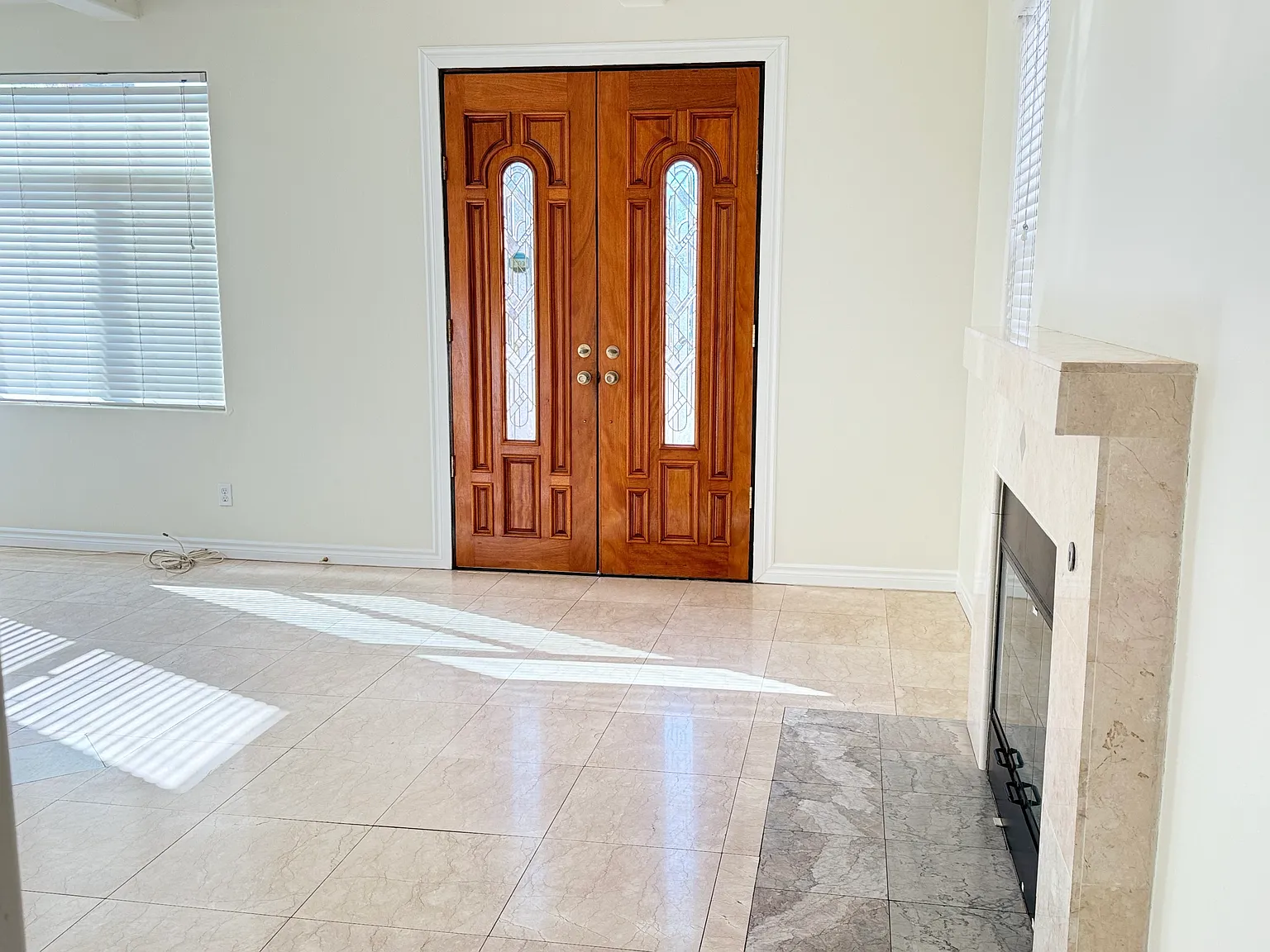 4 bed, 2300 sqft, $4,890 — Photo 3