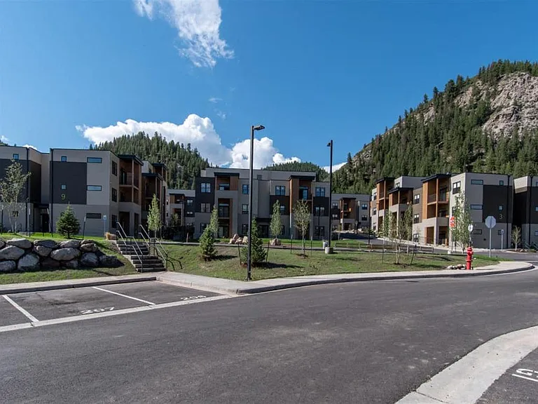 6 West Apartments — Photo 11