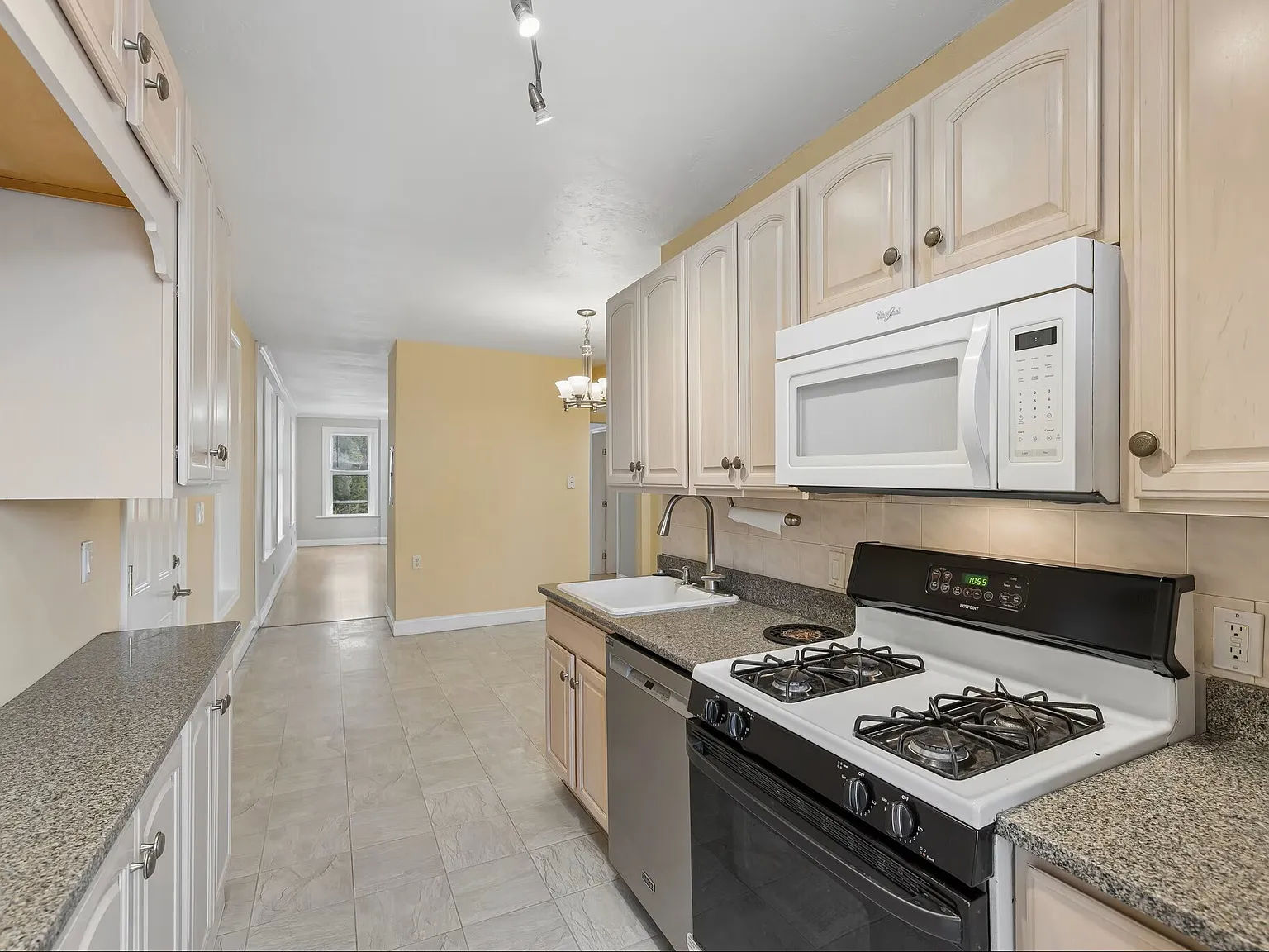 3 bed, 1086 sqft, $2,100 — Photo 4