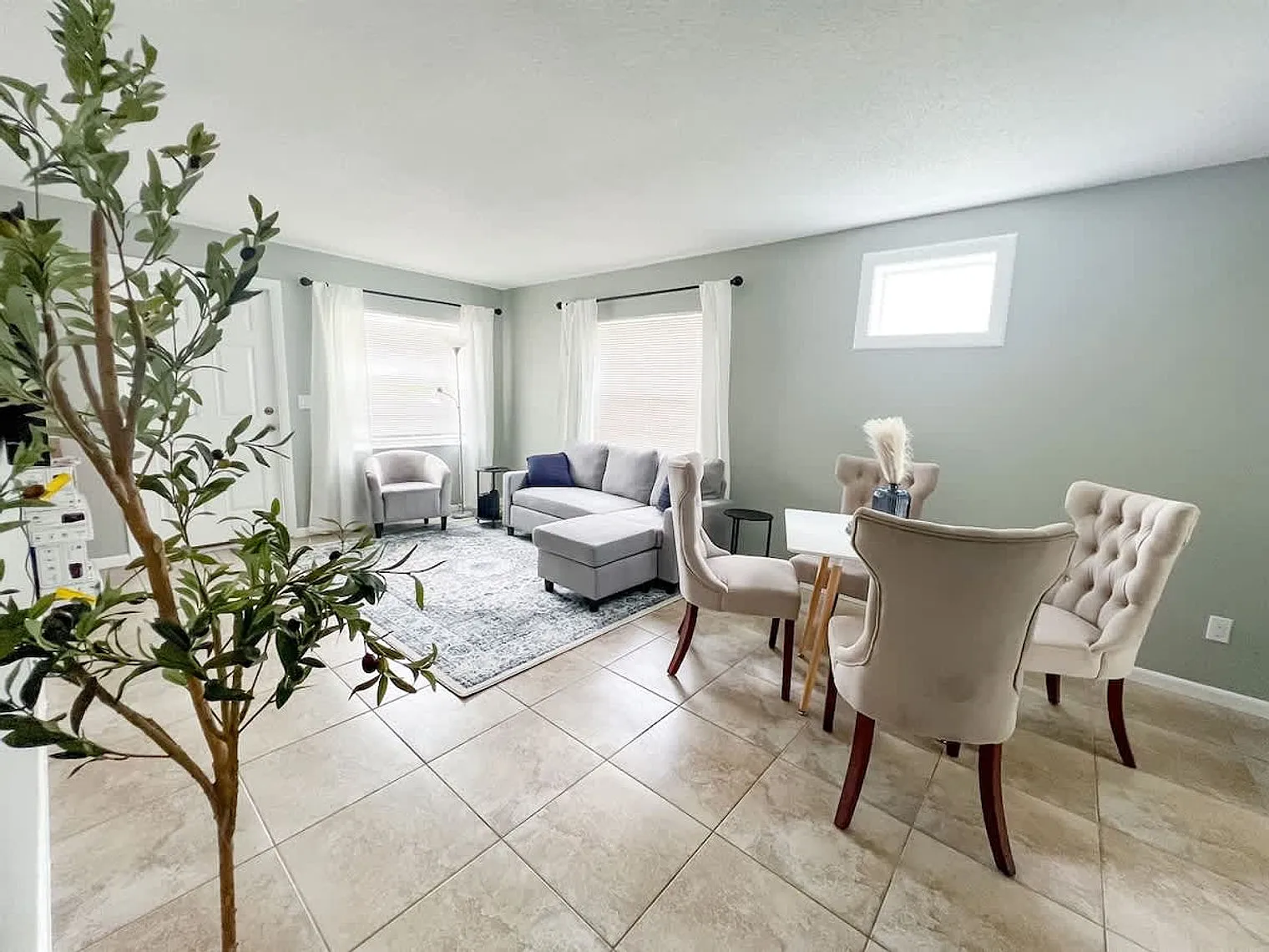 2 bed, 1.0 bath, 947 sqft, $2,394 — Photo 2