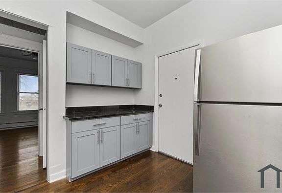 2nd image of 408 E 113th St Unit 3