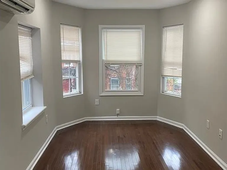 1435 Cambridge St — Photo 2