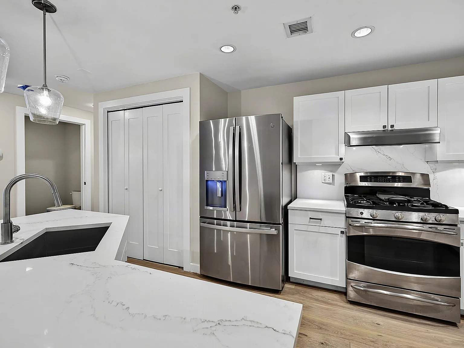 3 bed, 1665 sqft, $4,900 — Photo 4