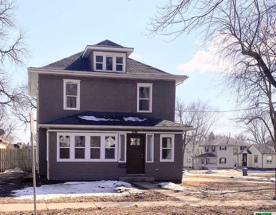 1st image of 826 W 5th St
