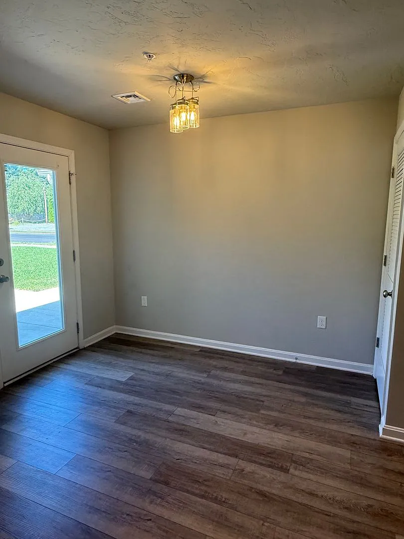 Updated 3 Bedroom Townhome Available — Photo 2