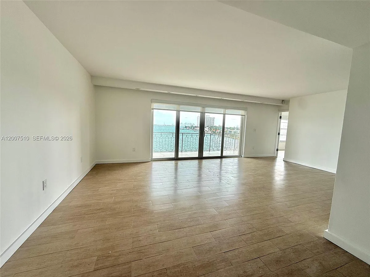 Building Photo - 11111 Biscayne Blvd #6C